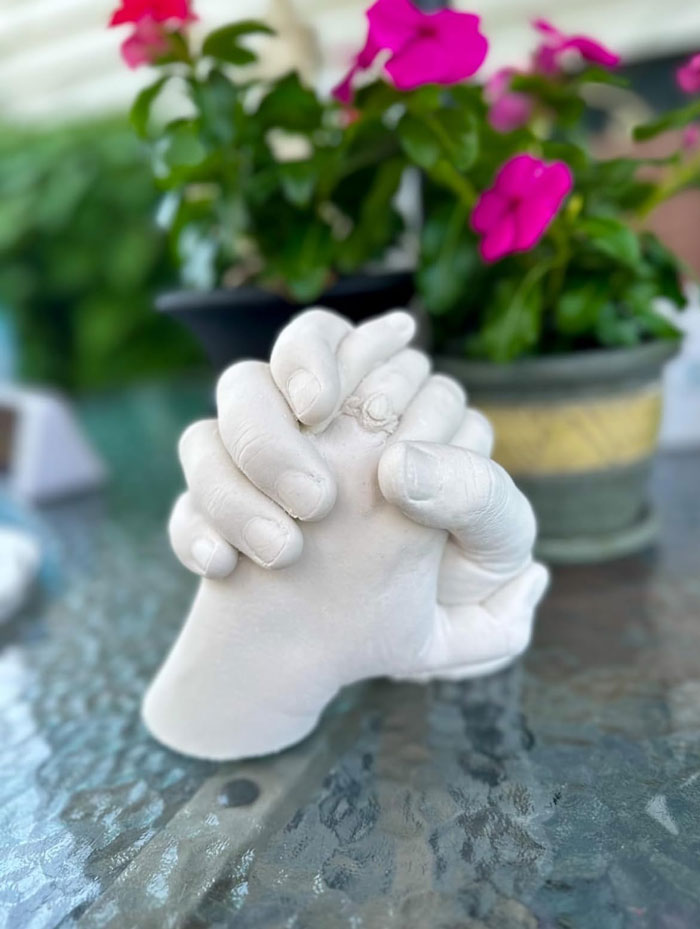 Hand Casting Kit: A perfect gift to truly preserve every precious detail, creating a timeless masterpiece that is more than just a gift, it's a fun activity you can enjoy together.