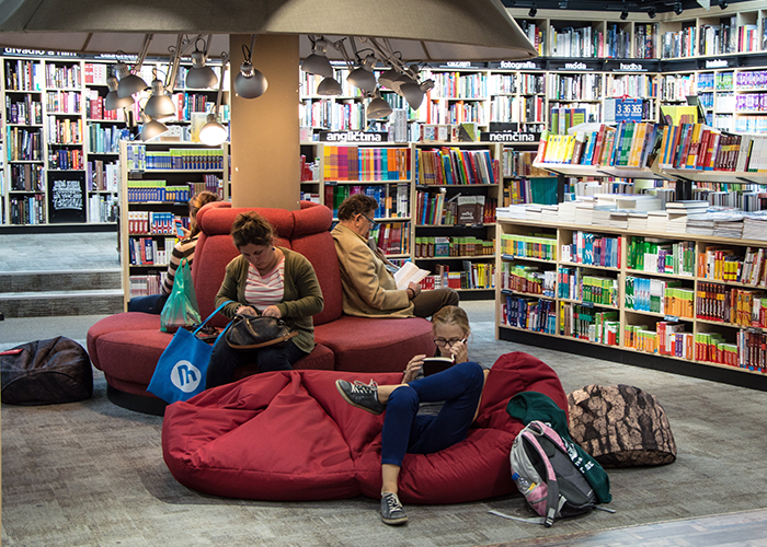 Entitled Mom Demands Guy Leave Library Because He Looks Like Santa