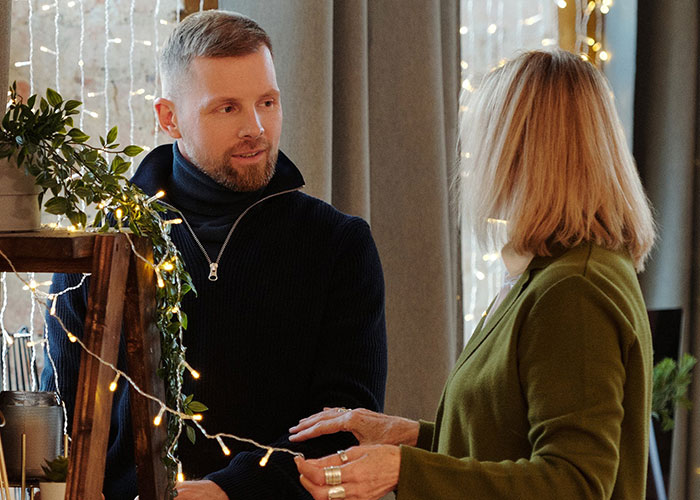 Couple Spends 5 Days Cleaning Up After Christmas Dinner, Man Refuses To Host Again