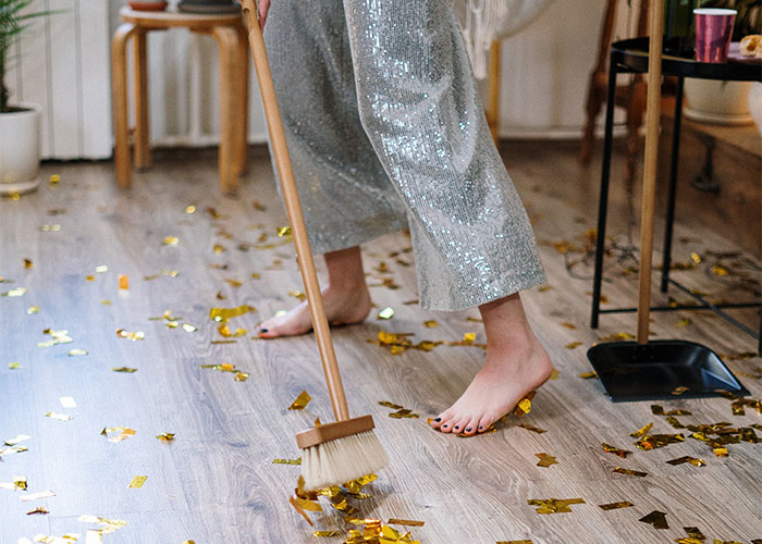 Couple Spends 5 Days Cleaning Up After Christmas Dinner, Man Refuses To Host Again