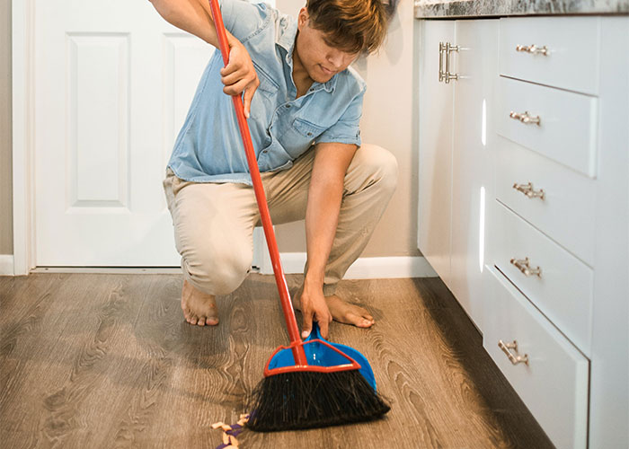 Couple Spends 5 Days Cleaning Up After Christmas Dinner, Man Refuses To Host Again