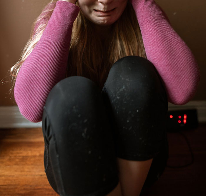 Guy&rsquo;s Roommate Keeps Complaining About Her Room Shaking, He Thinks She&rsquo;s Going Crazy