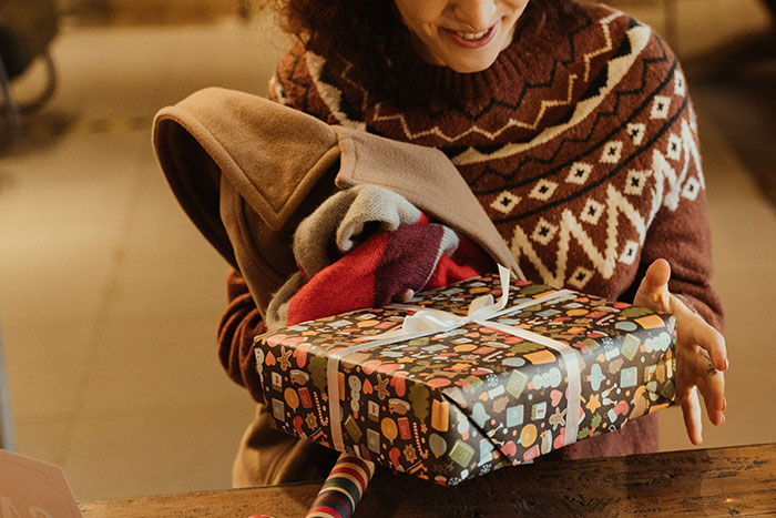 16 Y.O. In Tears After Single Mom Gets Her The Wrong Christmas Gift, Adds Insult To Injury