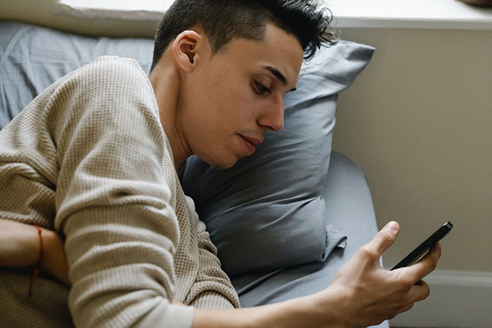 People Share 30 Signs That Scream Someone Is Having A Secret Affair