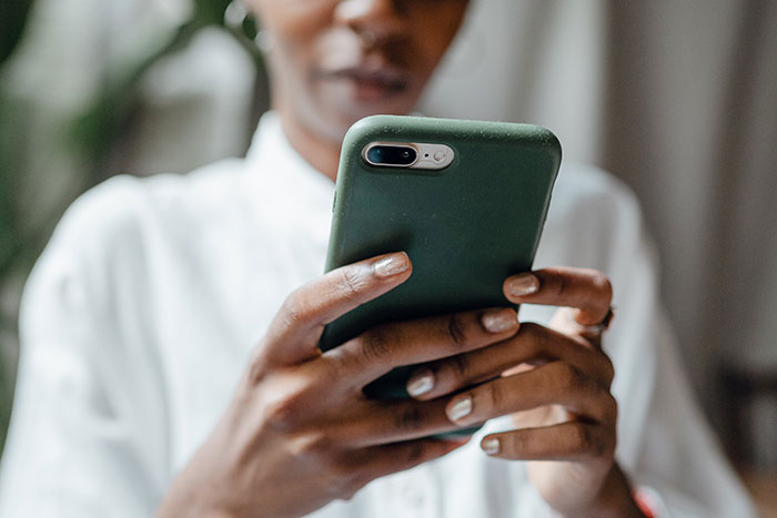 People Share 30 Signs That Scream Someone Is Having A Secret Affair