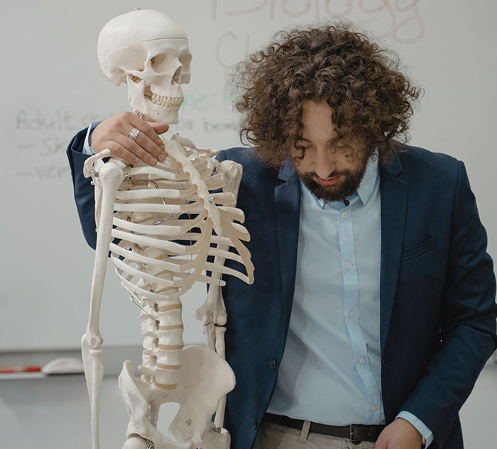 Teacher Makes A DIY Chair From A Car Seat But Principal Replaces It With A Cheap One, Regrets It