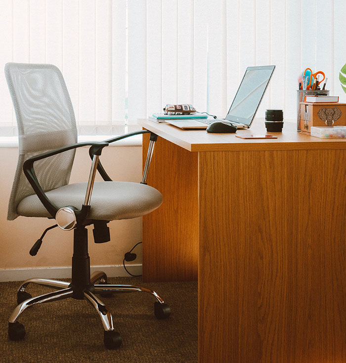 Teacher Makes A DIY Chair From A Car Seat But Principal Replaces It With A Cheap One, Regrets It