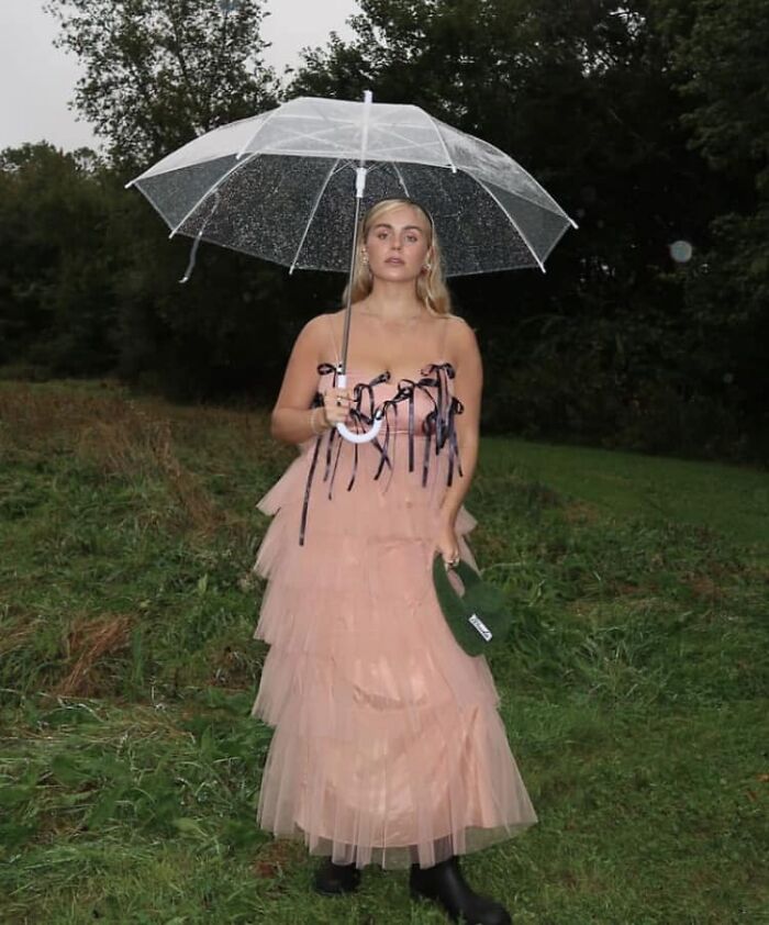 I Can’t Even Express My Hatred Enough For This Dress. Like Why All The Random Bows?