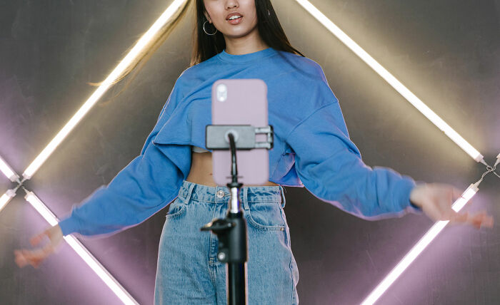 30 Cringe Things People Do But We Accept Them For Some Reason