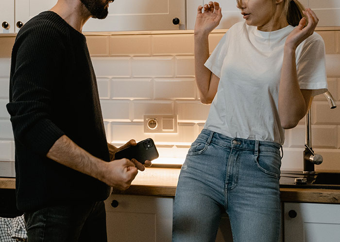 Woman Asks If She's Being Paranoid Over BF's Weird Behavior, People Tell Her To Run While She Can Woman Asks If She's Being Paranoid Over BF's Weird Behavior, People Tell Her To Run While She Can