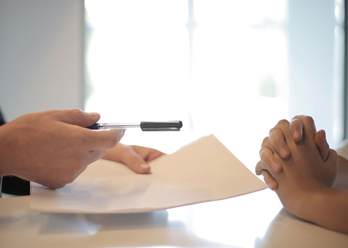 Woman Asks If She's Being Paranoid Over BF's Weird Behavior, People Tell Her To Run While She Can Woman Asks If She's Being Paranoid Over BF's Weird Behavior, People Tell Her To Run While She Can