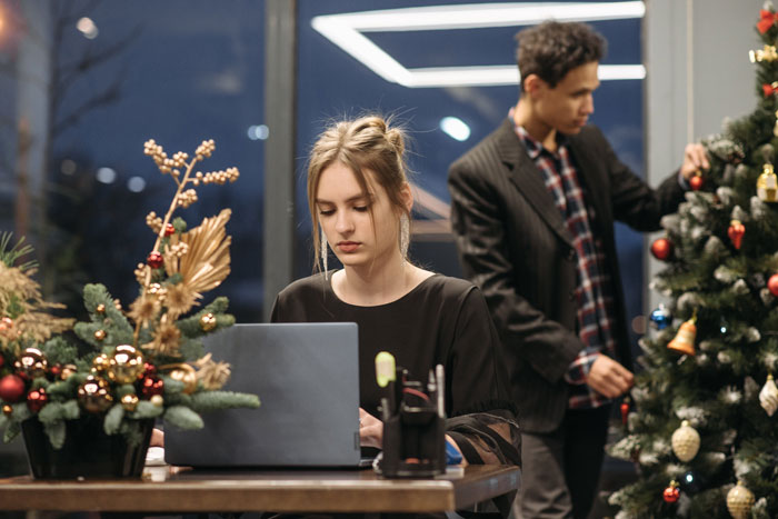 Boss Says That Christmas Time Off Is Only For Christians, Employee Replies “I’m Not Coming”