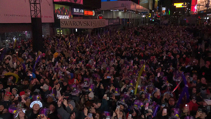 “No Blankets”: Social Media Stunned By People’s Experience Waiting For The Times Square Ball Drop “No Blankets”: Social Media Stunned By People’s Experience Waiting For The Times Square Ball Drop