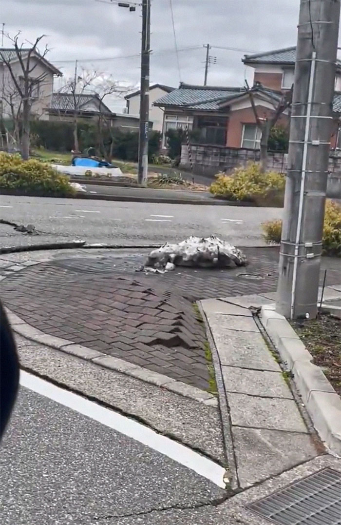 Street &ldquo;Liquefaction&rdquo; Stuns People As Japanese Hospital Worker Films Terrifying Earthquake