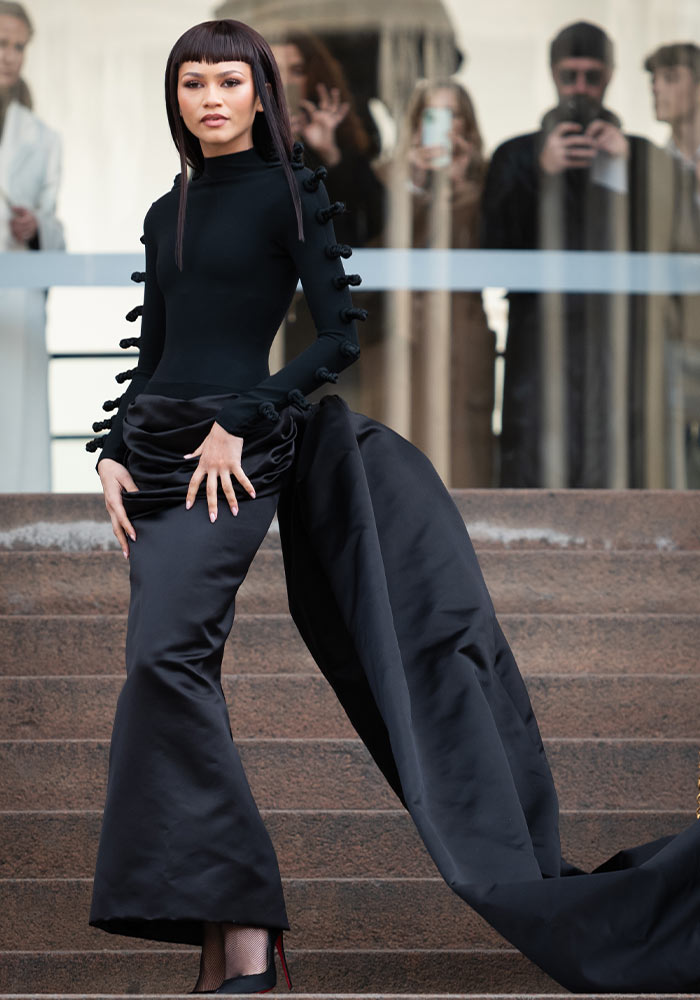 Zendaya’s Schiaparelli Paris Fashion Week Show Look Sparks Funny Comparisons Zendaya’s Schiaparelli Paris Fashion Week Show Look Sparks Funny Comparisons