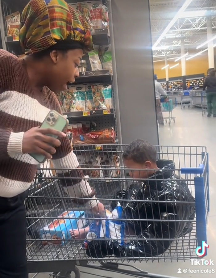 &ldquo;You&rsquo;re Crazy&rdquo;: Shopper Brings Freezing Toddler Wearing Only A Diaper To Walmart