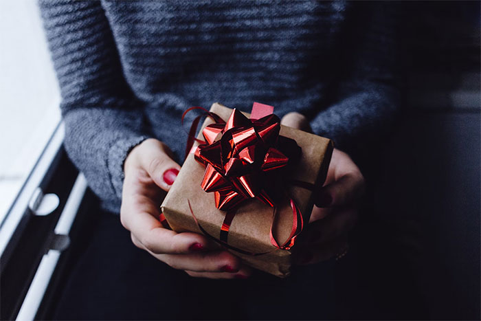 Woman Is Regifted The Same Present She Gave Her BF’s Mom, Others Share Similar Stories Online Woman Is Regifted The Same Present She Gave Her BF’s Mom, Others Share Similar Stories Online
