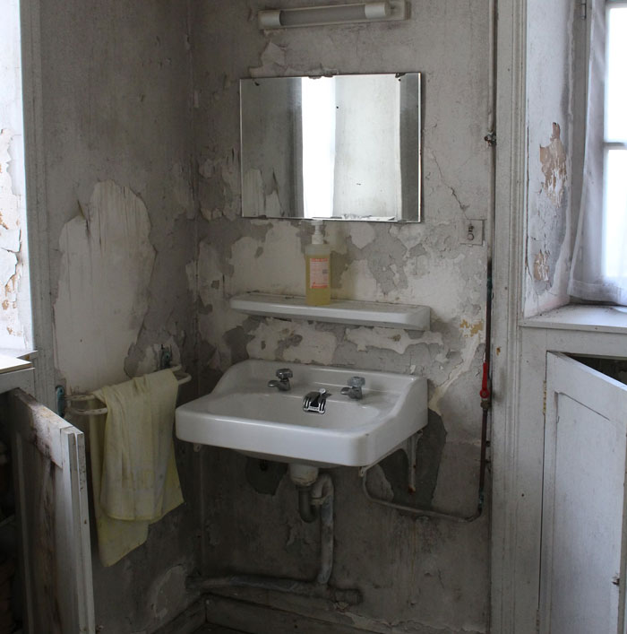 "What Is A Red Flag To See In Someone's Home?": 30 Honest Answers