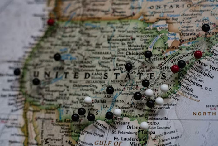 "Harass The Queen's Guard": 30 Things Tourists Do That The Locals Absolutely Hate