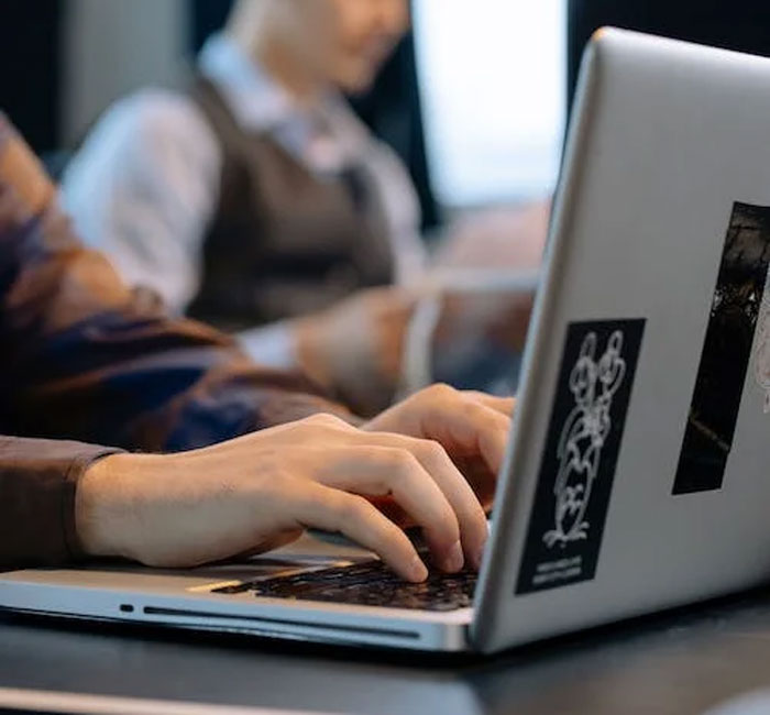 30 People With Rich Friends Share What They Do For Work