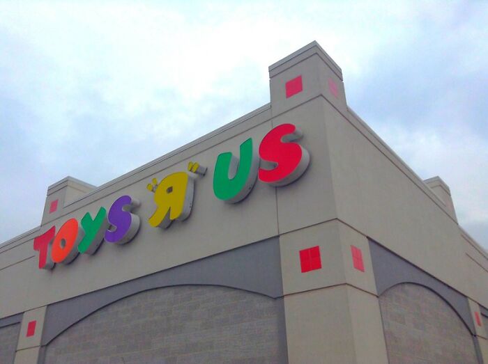 "Customer Threw Their Hot Coffee At Me": 30 People Share What Made Them Quit A Job The Fastest