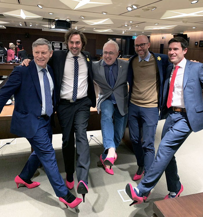 Legisladores canadienses con tacones rosas para crear conciencia sobre la violencia de género