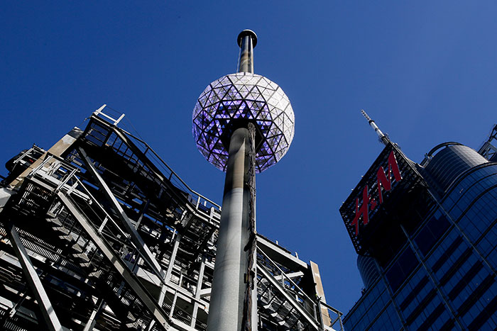 “No Blankets”: Social Media Stunned By People’s Experience Waiting For The Times Square Ball Drop “No Blankets”: Social Media Stunned By People’s Experience Waiting For The Times Square Ball Drop