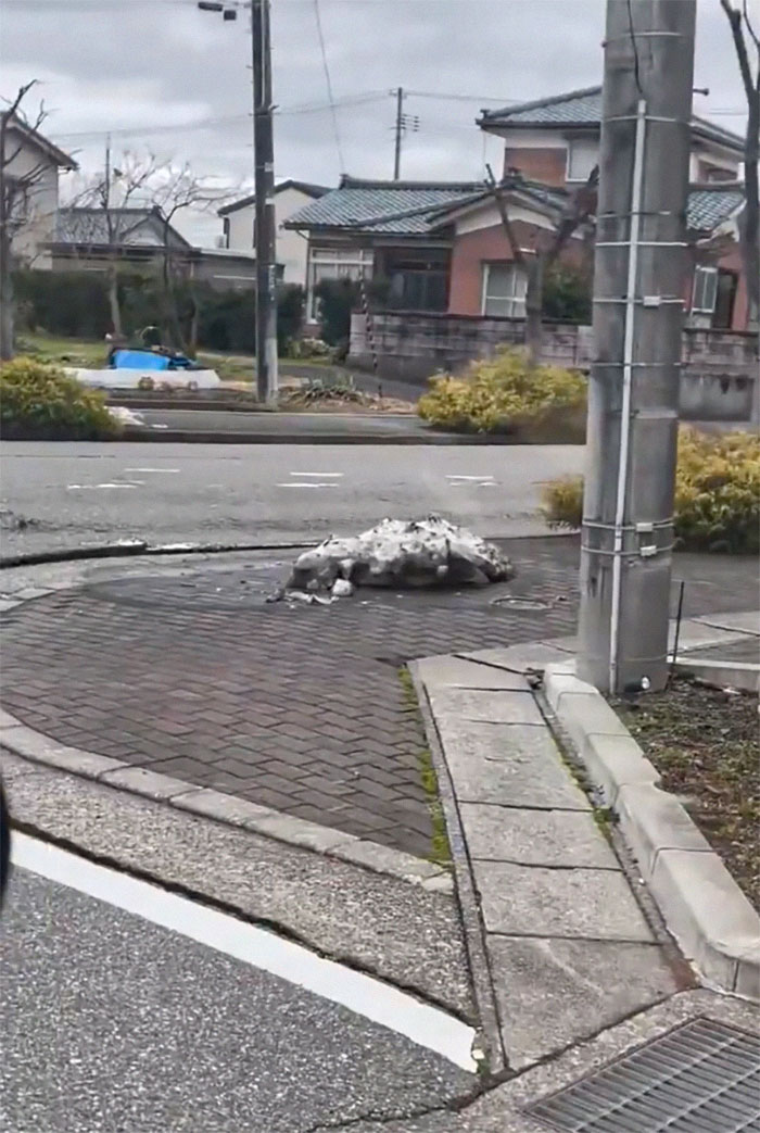 Street &ldquo;Liquefaction&rdquo; Stuns People As Japanese Hospital Worker Films Terrifying Earthquake