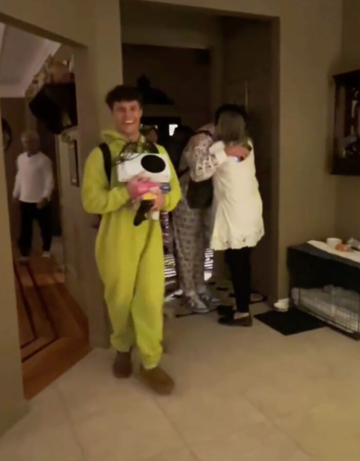 "I Will Never Forget This": Grandparents Love Their Adult Grandkids Surprising Them With Sleepovers "I Will Never Forget This": Grandparents Love Their Adult Grandkids Surprising Them With Sleepovers