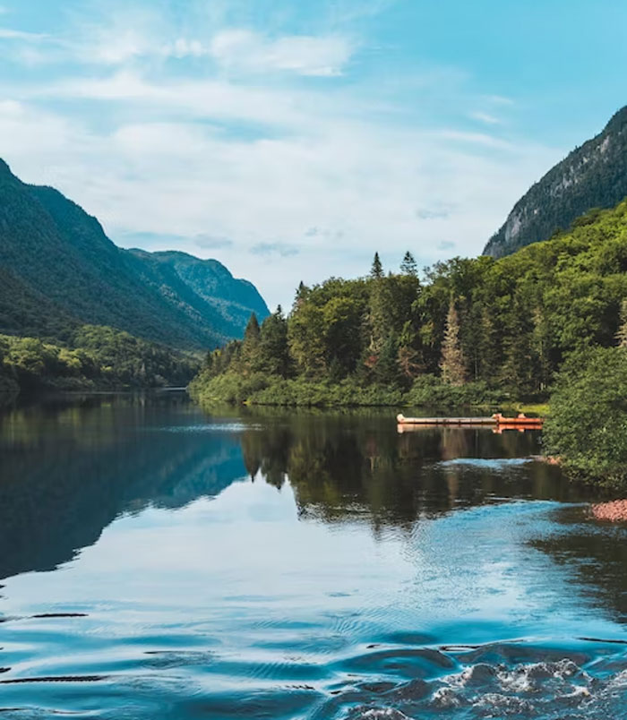 "Harass The Queen's Guard": 30 Things Tourists Do That The Locals Absolutely Hate