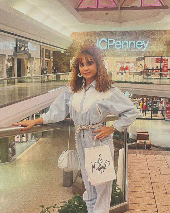 &ldquo;Just Be Yourself&rdquo;: 20-Year-Old Woman Lives in The 1980s, And She Couldn&rsquo;t Be Happier