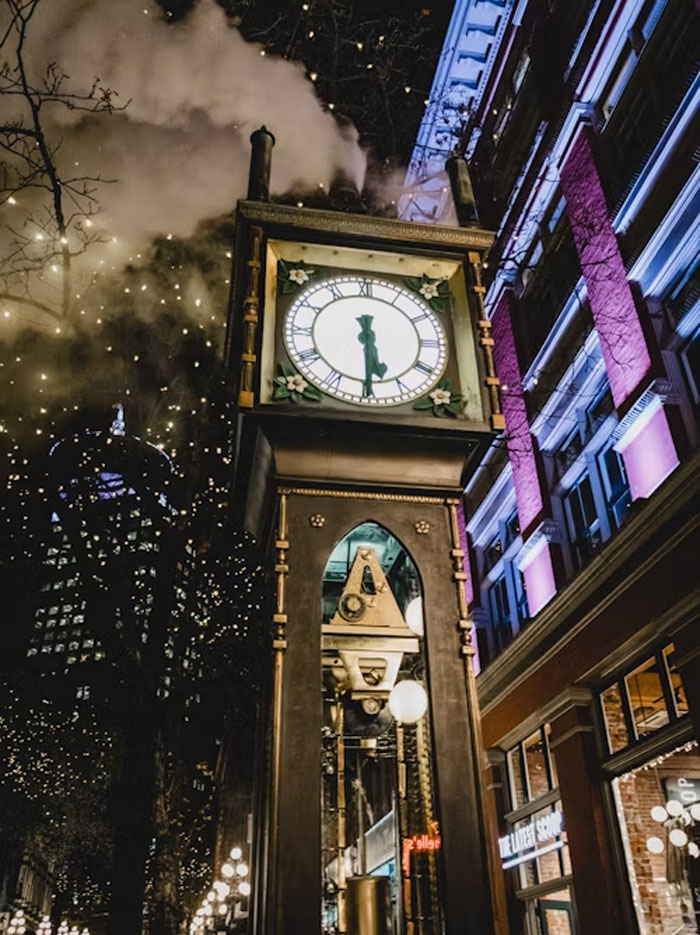 "Harass The Queen's Guard": 30 Things Tourists Do That The Locals Absolutely Hate