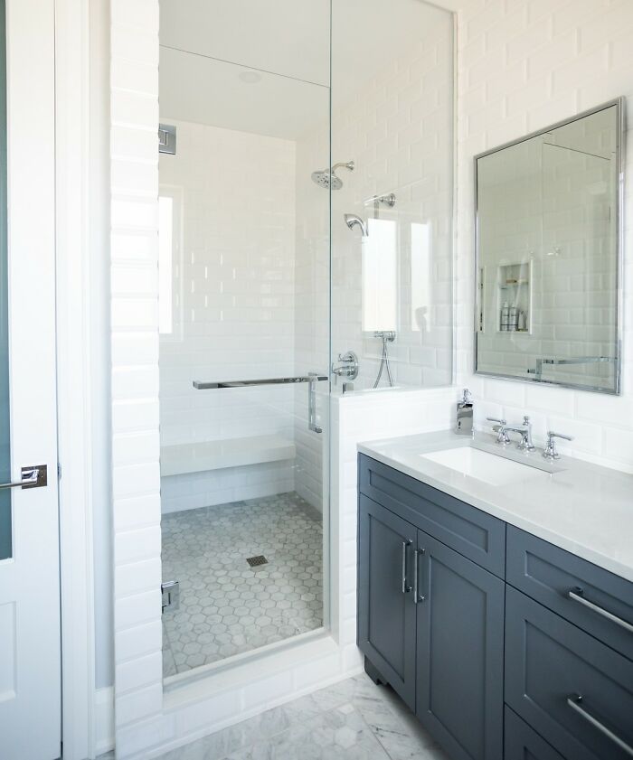 Monochromatic and blur walk-in shower 