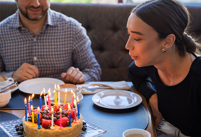 &ldquo;You Ruined My Birthday&rdquo;: Woman Storms Out, Leaving Her Friends And Server Puzzled