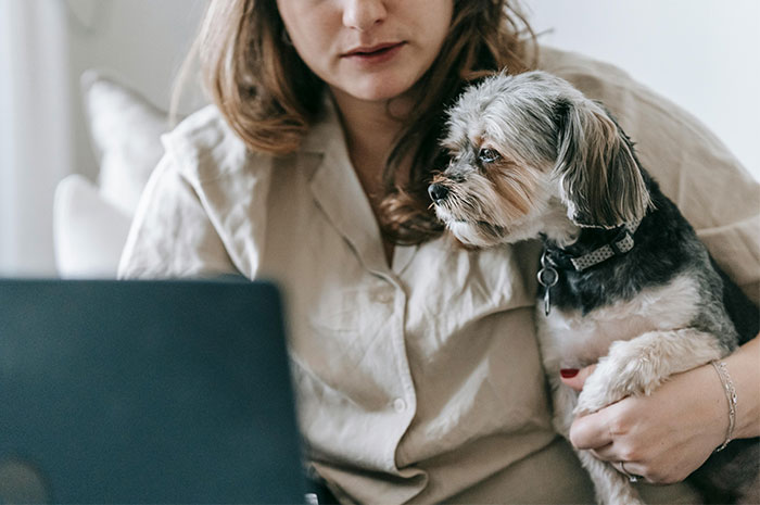 Boss Won&rsquo;t Allow Woman To WFH, Learns What Her Pills&rsquo; &lsquo;Hilarious Side Effect&rsquo; Is The Hard Way