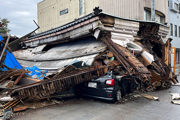 Street &ldquo;Liquefaction&rdquo; Stuns People As Japanese Hospital Worker Films Terrifying Earthquake