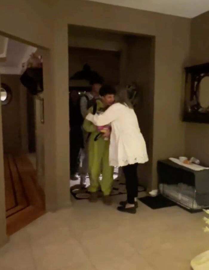 "I Will Never Forget This": Grandparents Love Their Adult Grandkids Surprising Them With Sleepovers "I Will Never Forget This": Grandparents Love Their Adult Grandkids Surprising Them With Sleepovers