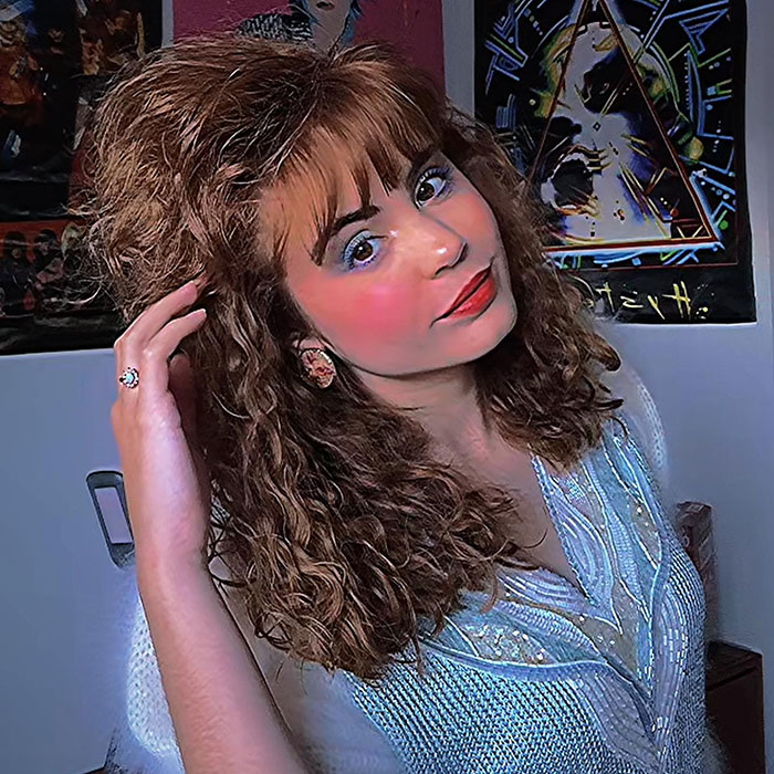 &ldquo;Just Be Yourself&rdquo;: 20-Year-Old Woman Lives in The 1980s, And She Couldn&rsquo;t Be Happier
