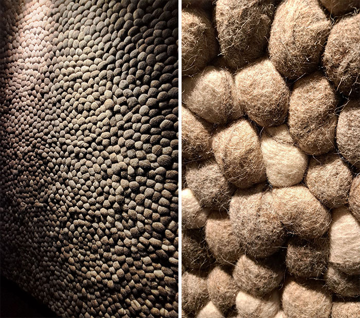 En un pasillo muy transitado de un hotel. Son bolas de pelusa hechas pared