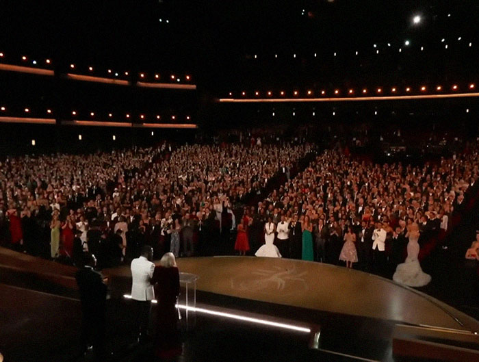 &ldquo;It&rsquo;s Been An Honor&rdquo;: Christina Applegate&rsquo;s Triumphant Presentation Earns Emmys Standing Ovation