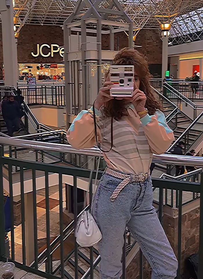&ldquo;Just Be Yourself&rdquo;: 20-Year-Old Woman Lives in The 1980s, And She Couldn&rsquo;t Be Happier