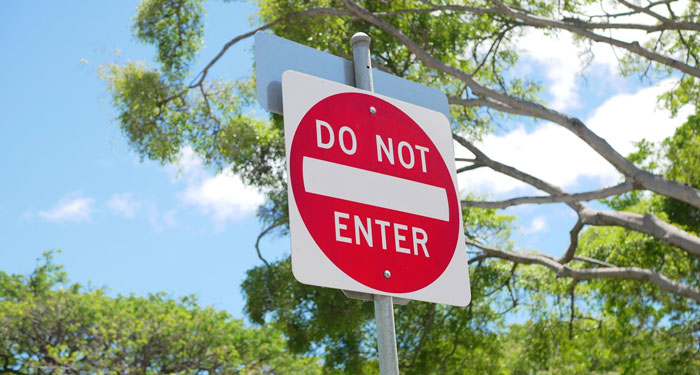 "Harass The Queen's Guard": 30 Things Tourists Do That The Locals Absolutely Hate