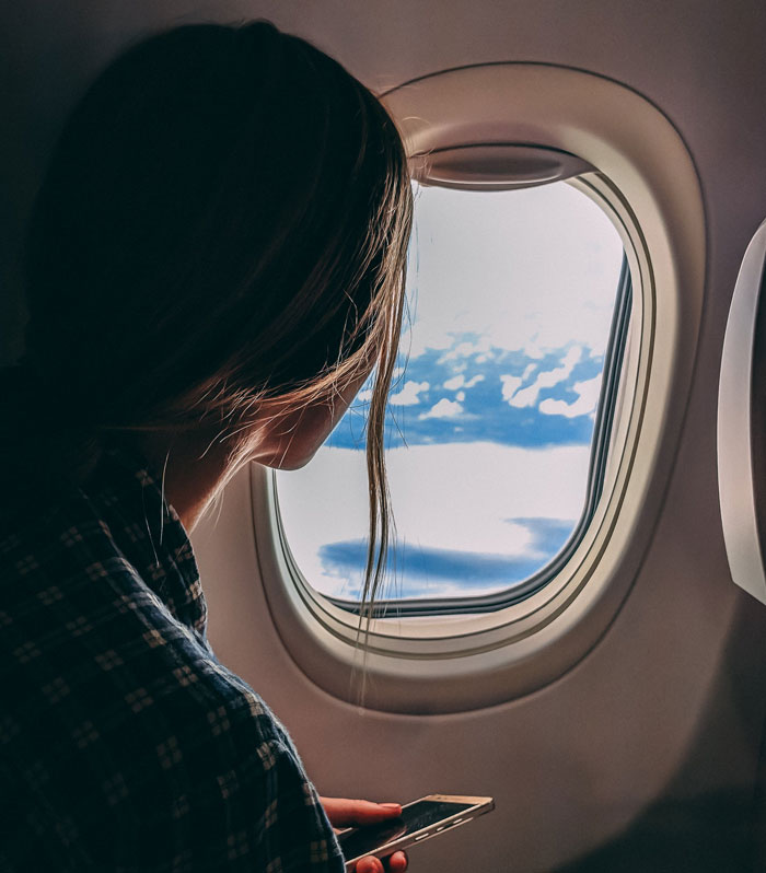 Woman Refuses To Switch Seats With A Man So He Can Sit With Family, Flight Attendant Intervenes