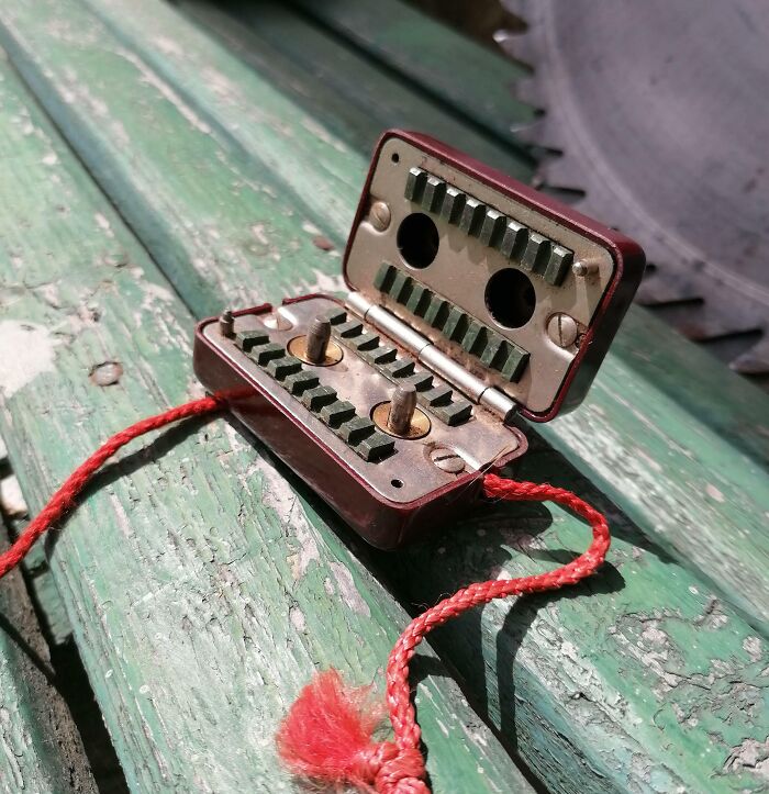 I Found This In An Old House Built In 1914. The Little Gold Pins Spin If You Pull The Red Cord Through. It's A Razor Blade Sharpener Made By Siemens