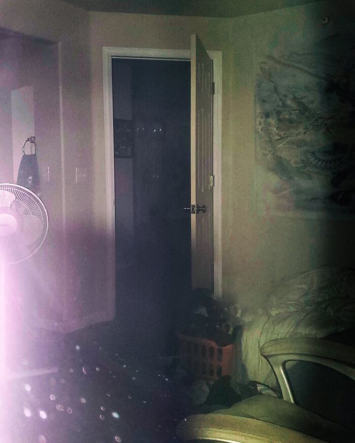 Sufro alucinaciones hipnagógicas. Aquí recreé una noche en la que vi a estos tipos mirando hacia mi dormitorio