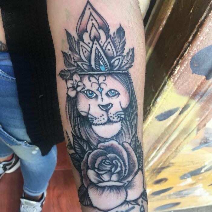 Lion tattoo with a crown and rose design, showcasing a failed tattoo attempt.