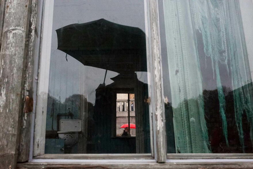 The Art Of Photographing Coincidences In The Streets By Pau Buscató (New Pics)