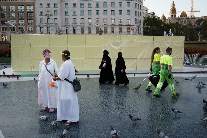 The Art Of Photographing Coincidences In The Streets By Pau Buscató (New Pics)