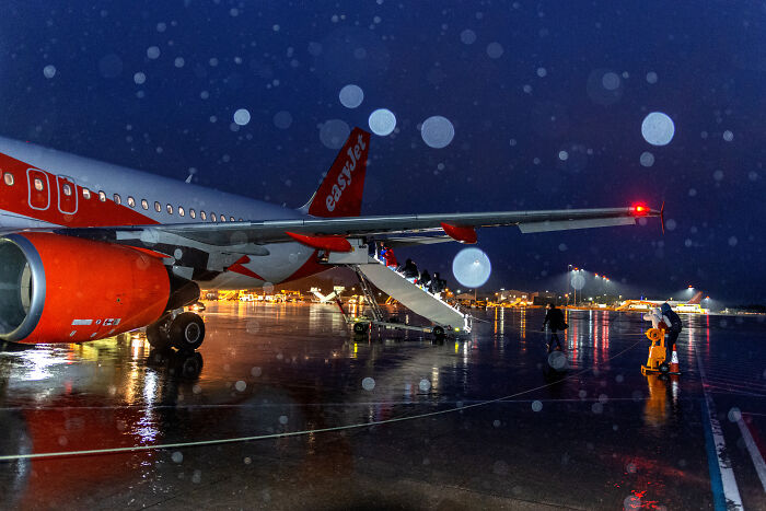 40 Photographs By William Josephs Radford That Show The Reality Of Flying Economy