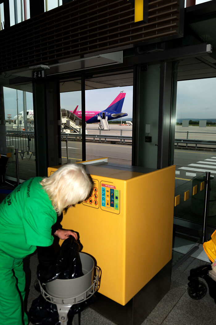 40 Photographs By William Josephs Radford That Show The Reality Of Flying Economy